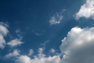 Obraz premium clouds in the blue sky during the daytime