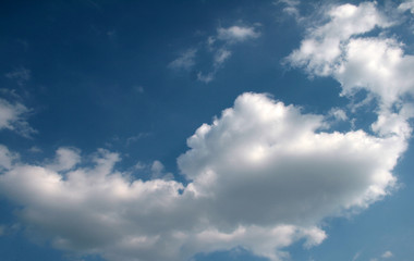 Obraz premium clouds in the blue sky during the daytime