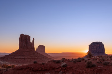 Fototapeta na wymiar Beautiful sunrise view of famous Buttes of Monument Valley on the border between Arizona and Utah, USA