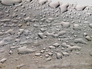 Wassertropfen auf Waschbecken 