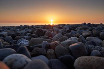 Obraz premium evening sun illuminates the stone coast