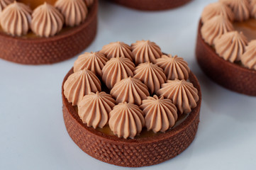 Creamy tarts with caramel and nuts