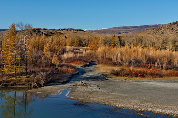 Fototapeta na wymiar Russia. mountain Altai. Chuya river in Kosh-Agach district along the Chuya tract.