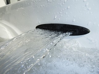 Wasser läuft in Whirlpool