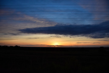 Atardecer puesta de sol y cableado eléctrico