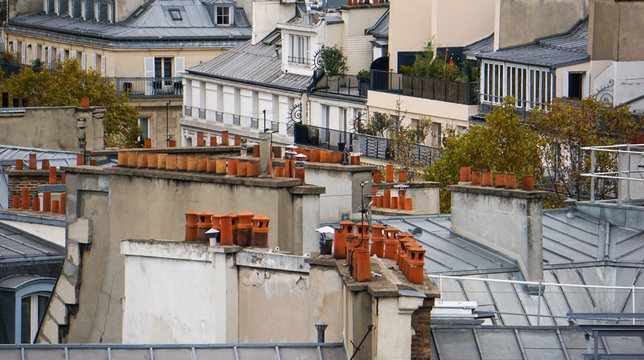 Toits et chemin&eacute;es immeubles parisiens (France)