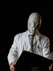 Doctor con mascara de gas recetando medicamentos