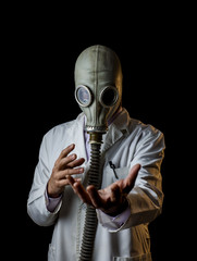 Doctor con mascara de gas extendiendo sus manos