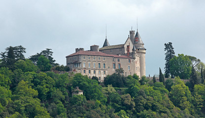 Fototapeta na wymiar Château de Mercuès dans le Lot