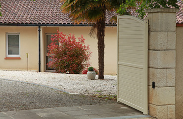 Portail en aluminium d'une maison	