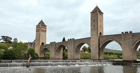 Fototapeta na wymiar Pont Valentré à Cahors en France