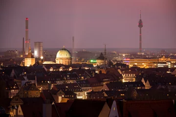 Beleuchtete Nürnberger Skyline mit Kraftwerkskamin und Fernsehturm, Bayern, Deutschland. Stadtbild vom Schloss. © kony2