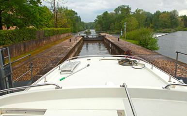 Passage d'une &eacute;cluse sur le Lot