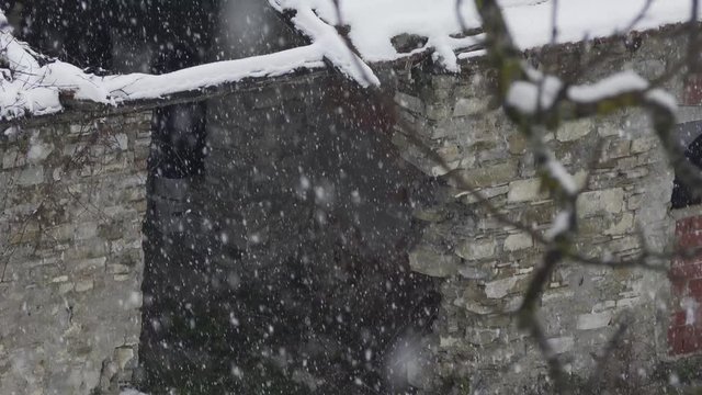 Nevica sullo sfondo un vecchio casolare