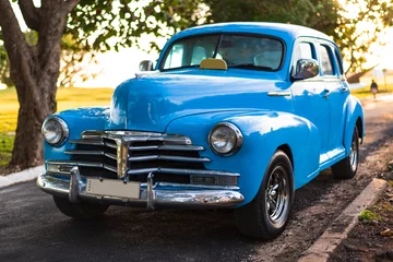 Fotobehang oude vintage blauwe auto in de straten van havana cuba © Michael Barkmann