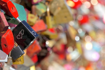 Liebesschlösser auf einer Brücke