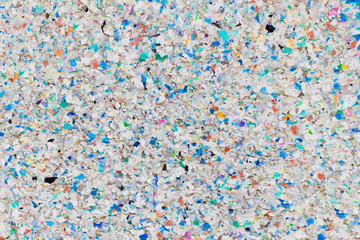 Verwitternde Oberfläche aus vielfarbigem Recycling-Plastik