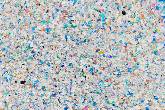 Verwitternde Oberfl&auml;che aus vielfarbigem Recycling-Plastik