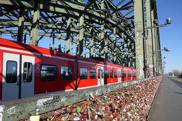 Zug auf Hohenzollernbrücke in Köln