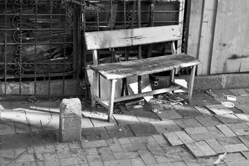 Fototapeta na wymiar Empty bench in front of an old building