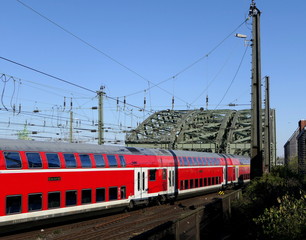 Zug auf Hohenzollernbrücke in Köln