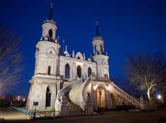 Fototapeta na wymiar Church of the Vladimir Icon of the Mother of God in the Bykovo estate