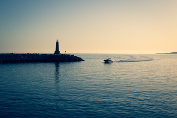 Faro y barco