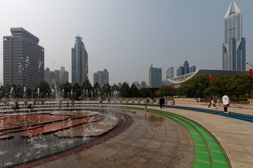 Plac Ludowy w Szanghaju z wieżowcami dokoła