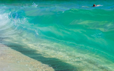Obraz premium Rising sea waves on the beach
