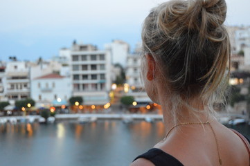 Jeune femme regardant le port d'Agios Nikolaos