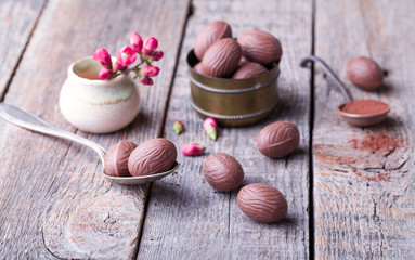 Obraz na płótnie Canvas Delicious chocolate eggs on wood.