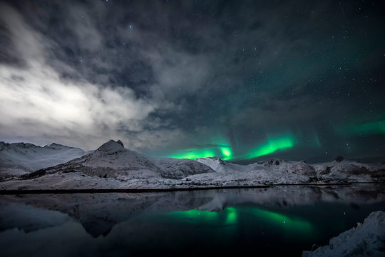 Polarlicht &uuml;ber dem Fjord - Lofoten