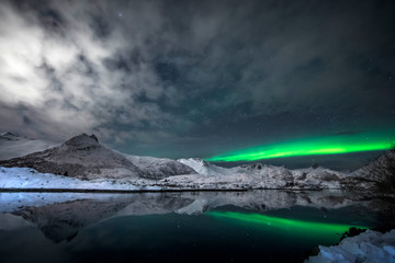 Fototapeta na wymiar Polarlicht über einem Fjord - Lofoten - Norwegen im Winter