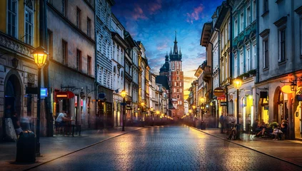 Abendlicher Blick auf die Marienkirche von der Florianska-Straße, Altstadt Krakau, Polen. Panoramablick, Langzeitbelichtung, Zeitraffer. © Tryfonov