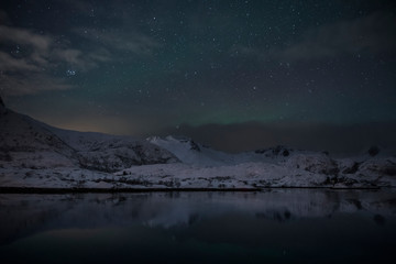 Fototapeta na wymiar Polarlicht über dem Fjord - Lofoten - Norwegen im Winter