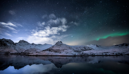 Fototapeta na wymiar Polarlicht über einem Fjord - Lofoten