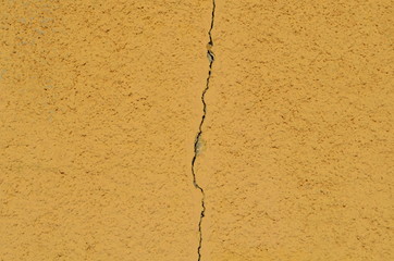 Obraz premium Riss in einer gelben Mauer