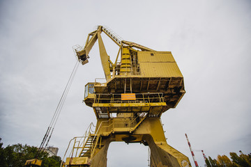 Żółty dźwig przemysłowy © Studio Migafka