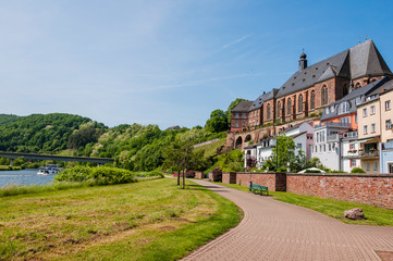 Saarburg, Saar, Fluss, Laurentiuskirche, Stadt, Altstadt, Weinstadt, Leukmündung, Leuckbach, Flussschifffahrt, Uferweg, Weinberg, Rheinland-Pfalz, Deutschland
