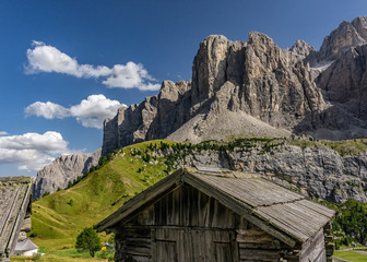 Fototapeta na wymiar Włochy. Dolomity - szałas w rejonie Val Gardena z widokiem na masyw Sella