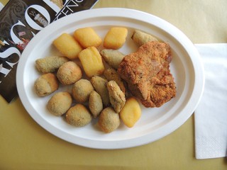 mixed fried platter with Ascoli stuffed olives (Olive all'ascolana)