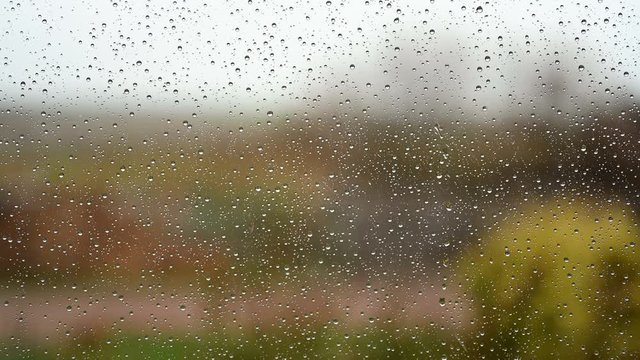 Regen prasselt gegen das Fenster und l&auml;uft die Scheibe hinunter