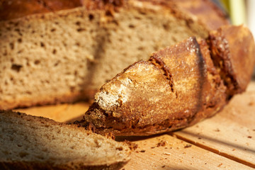 Roggenbrot mit Altbierkruste mit Dinkelvollkorn auf Holzbrett aufgeschnitten