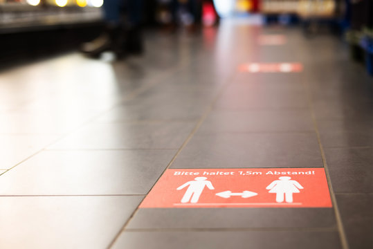 Warnung im Supermarkt zwei Meter Abstand zu halten 