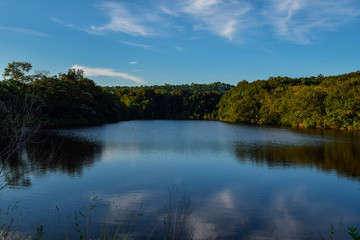 Fototapeta na wymiar Lagoa com reflexo azul do céu