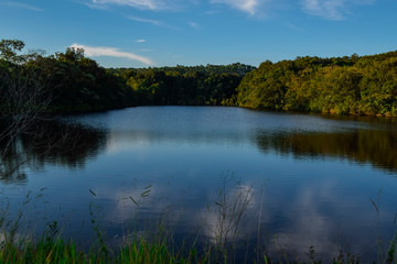 Lagoa com reflexo azul do céu