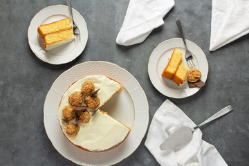 pastel de celebracion blanco con rebanada partida en la mesa para compartir 