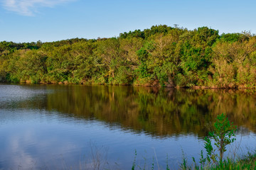 Lago e morro verde