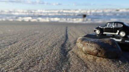 Fototapeta na wymiar Stein am Meeresstrand - Hintergrund Kinderspielzeug