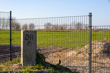 Grenzstein und Wildschweinzaun zwischen Dänemark und Deutschland